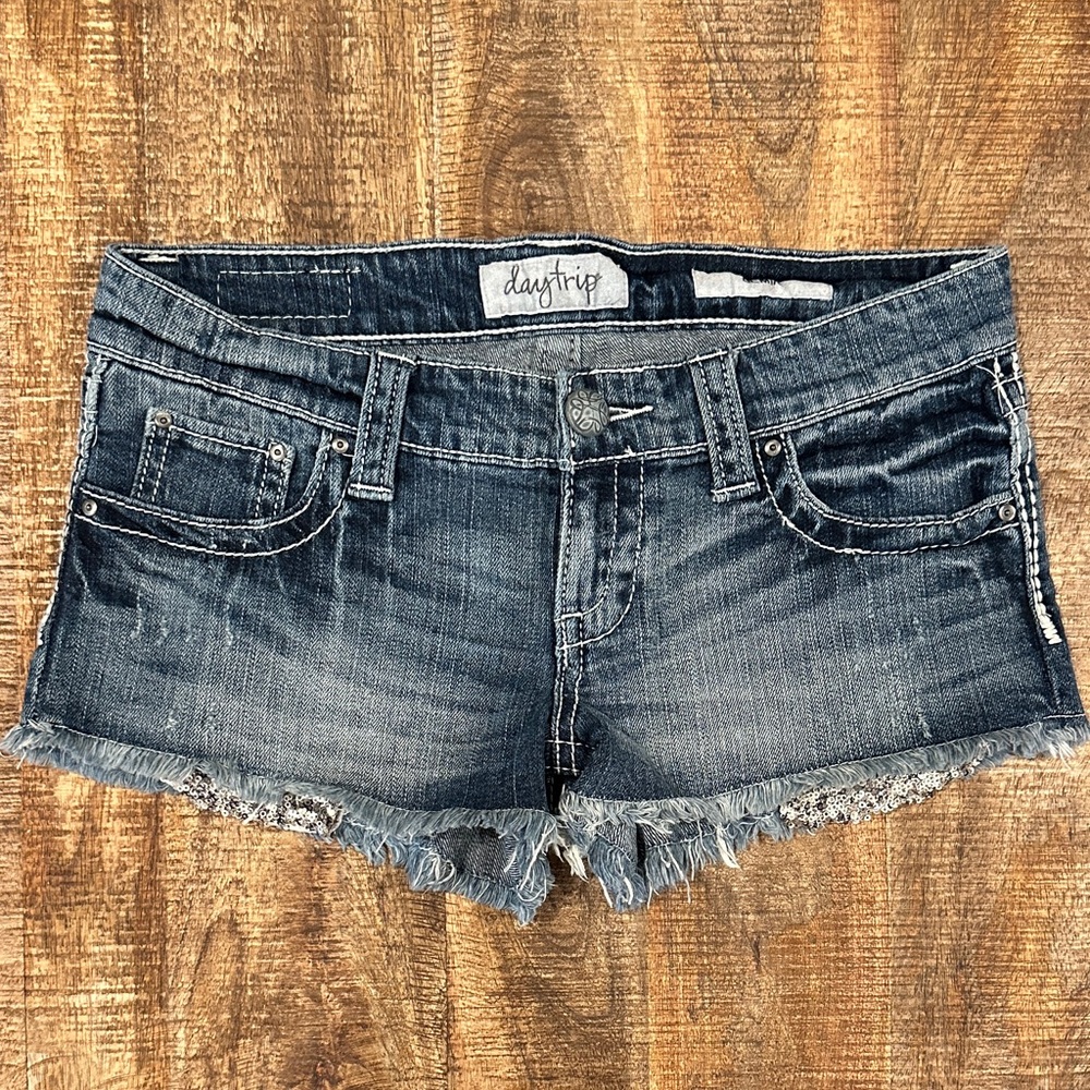 Daytrip Women's Low-rise Distressed Cut Off Blue Jean Shorts w/ Sequin Pockets